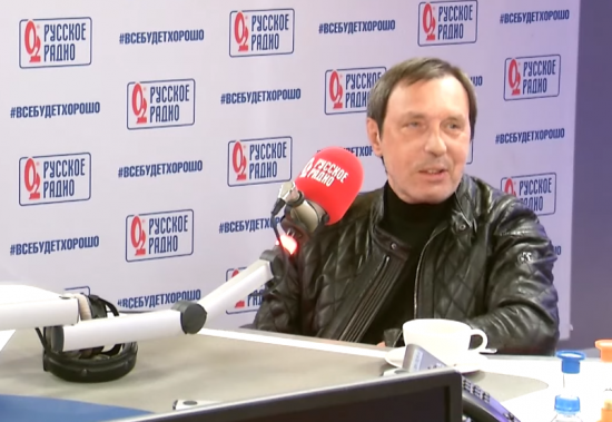 Николай Носков посетил радио в инвалидной коляске